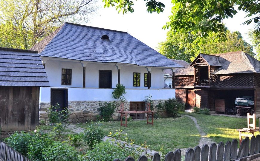 rural house, people, architecture-5031391.jpg